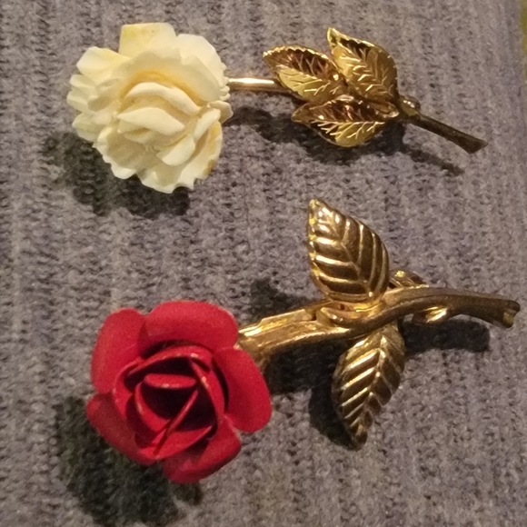 Vintage signed WINARD 12K GF carved white rose brooch pin and red unsigned - Picture 2 of 7